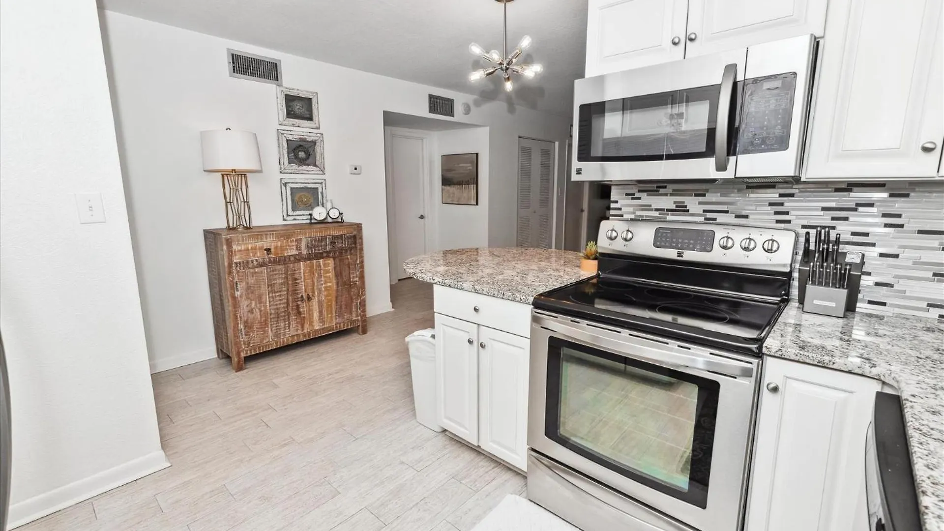Apartment Dolphin Point 404a- By Isle