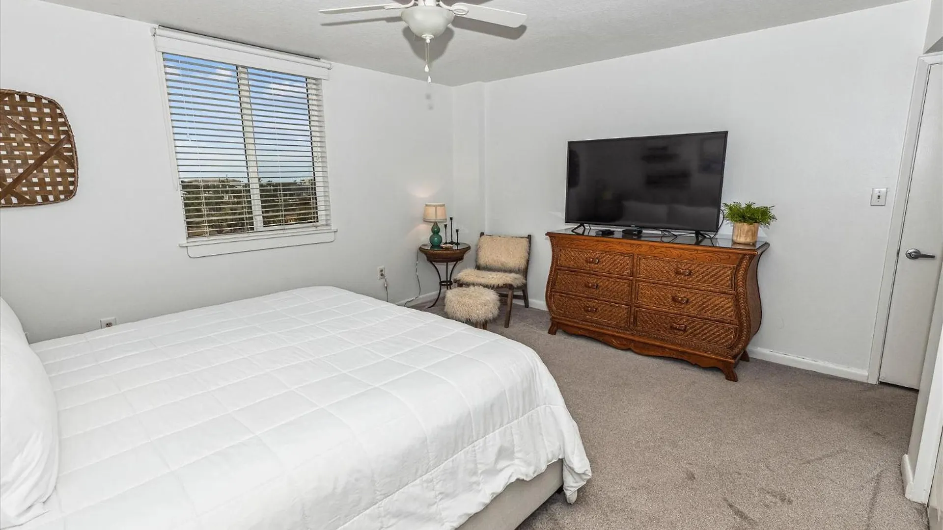 Apartment Dolphin Point 404a- By Isle *