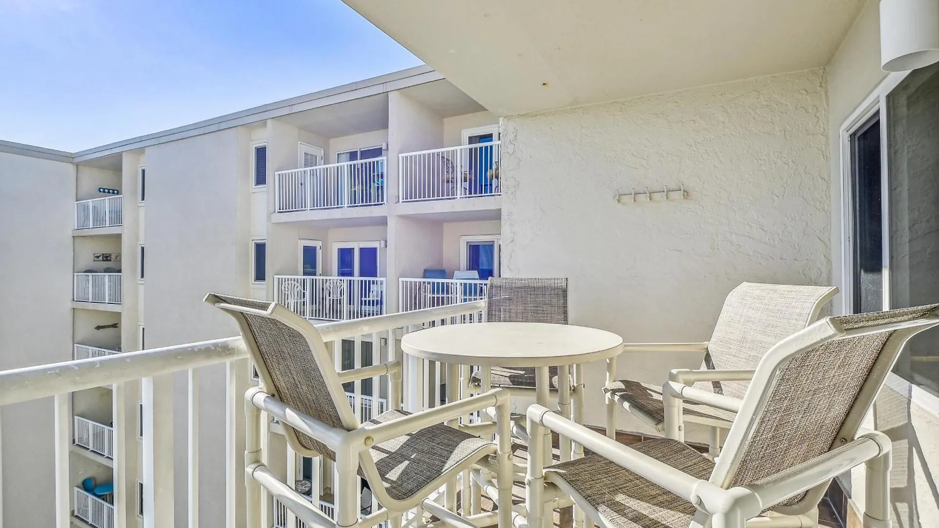 Surf & Racquet 614- By Isle Apartment