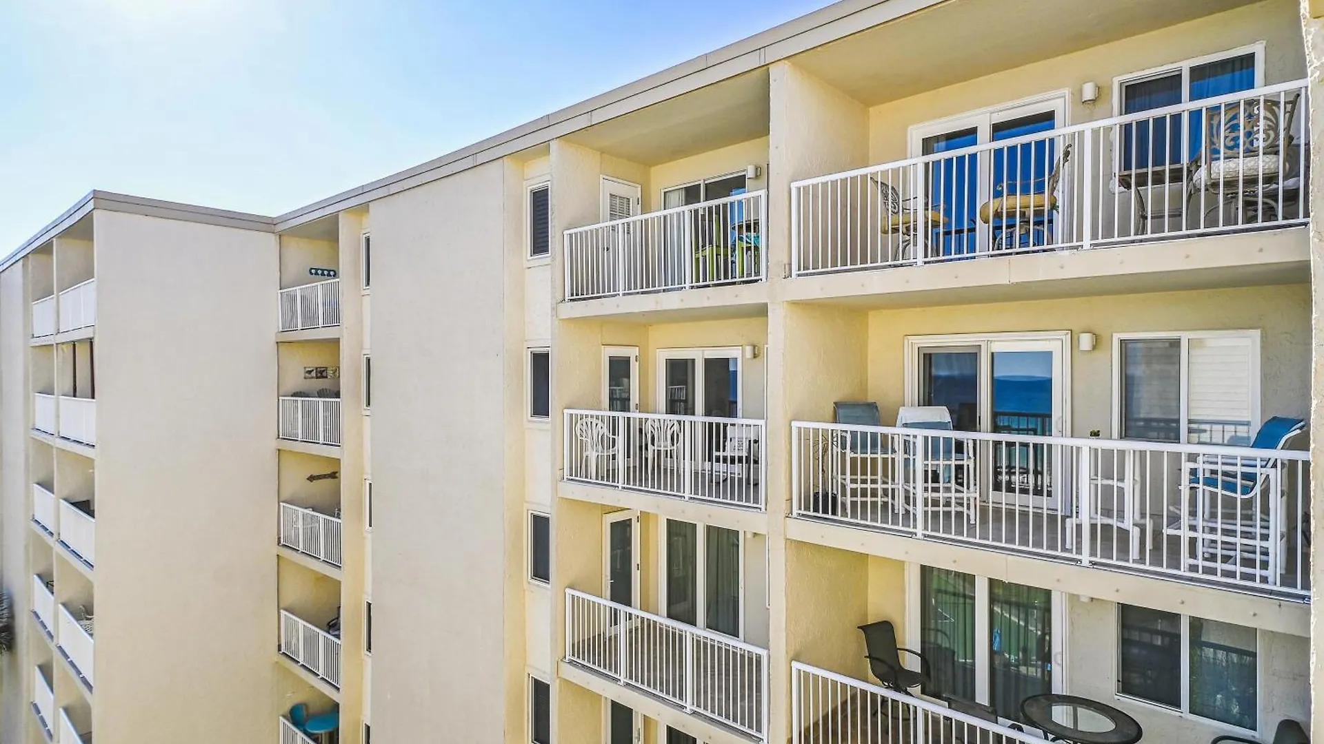 Surf & Racquet 614- By Isle Apartment *