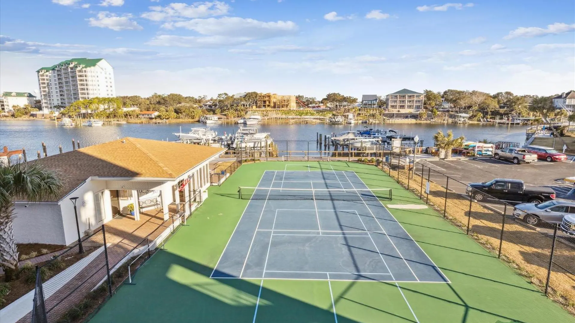 Apartment Dolphin Point 303a- By Isle