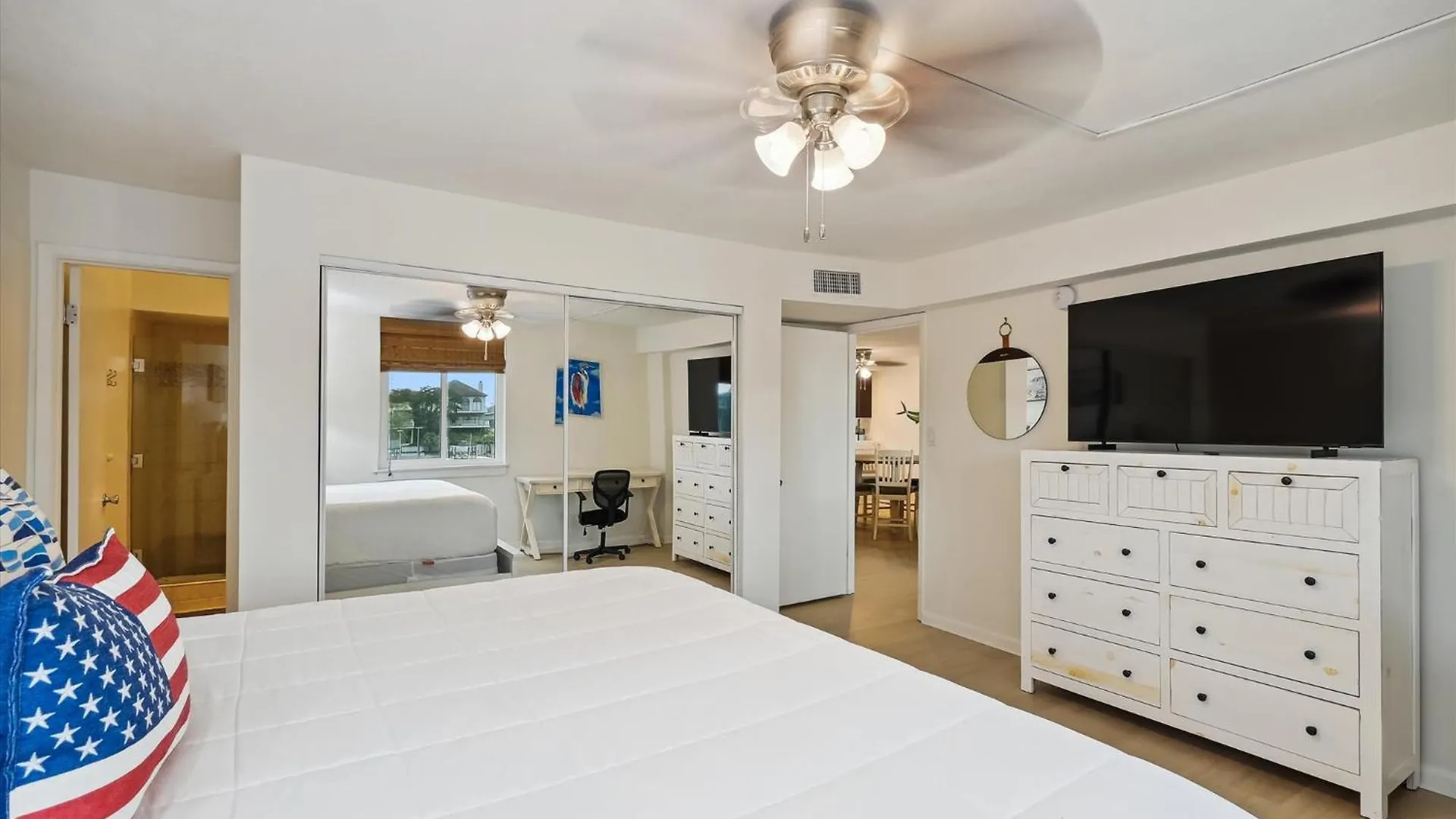 Apartment Dolphin Point 203c- By Isle