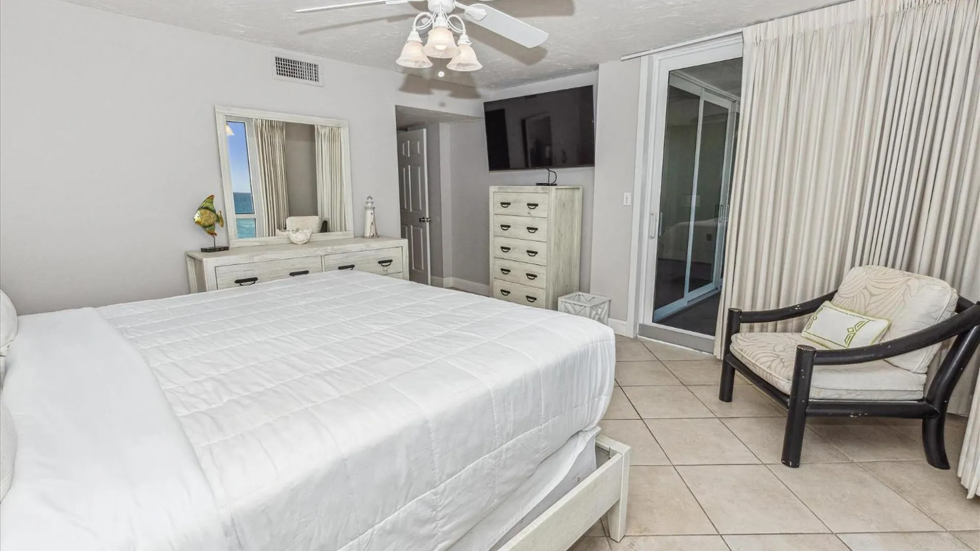 Shoreline Towers 1063- By Isle Apartmán Destin