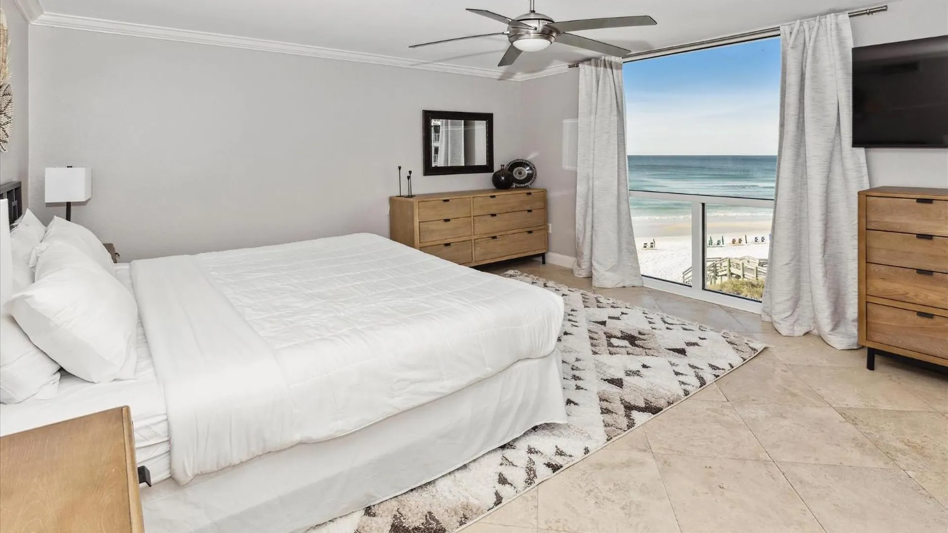 Shoreline Towers 1052- By Isle Apartment *