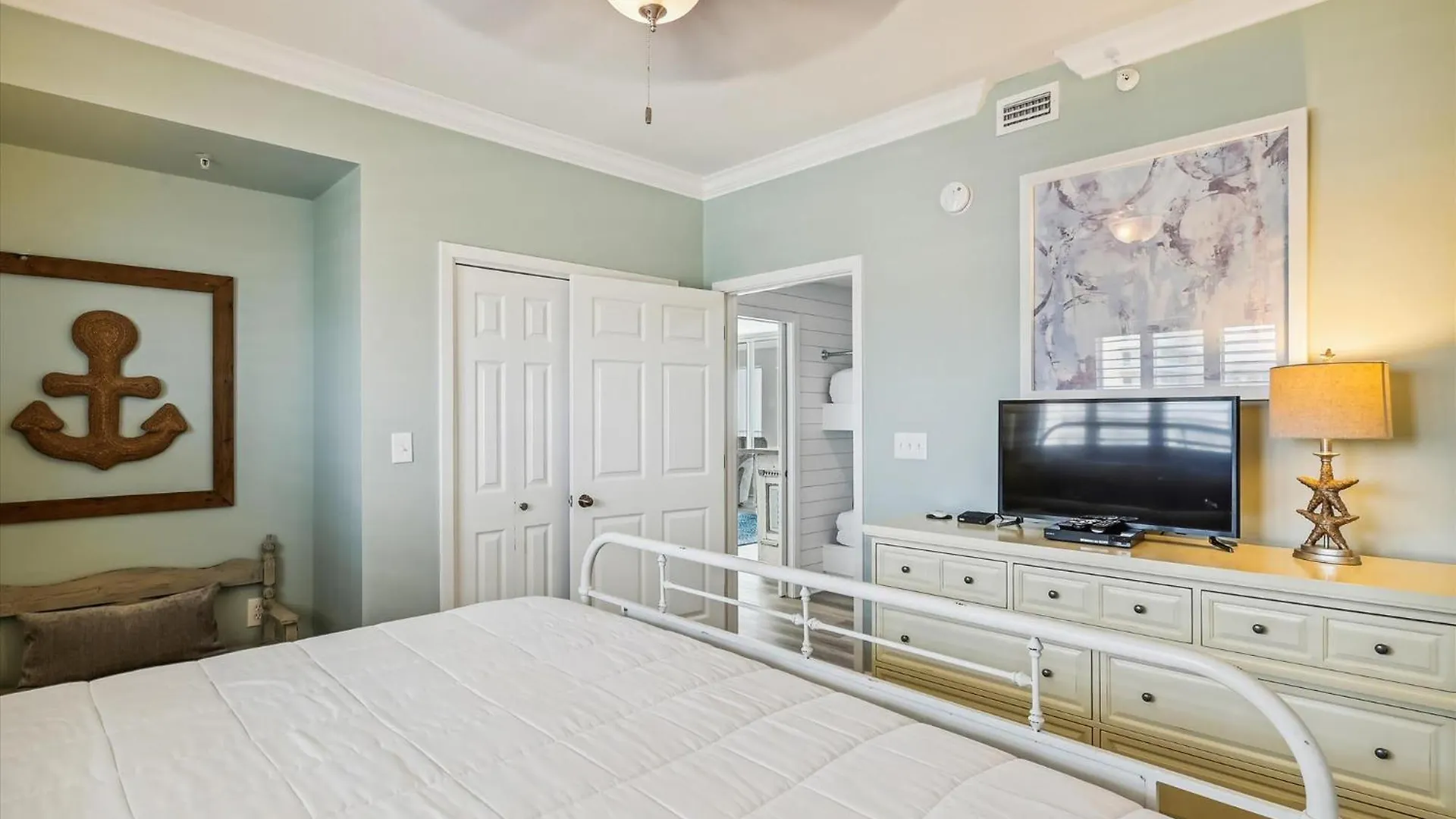 Apartment Oceania 703- By Isle *