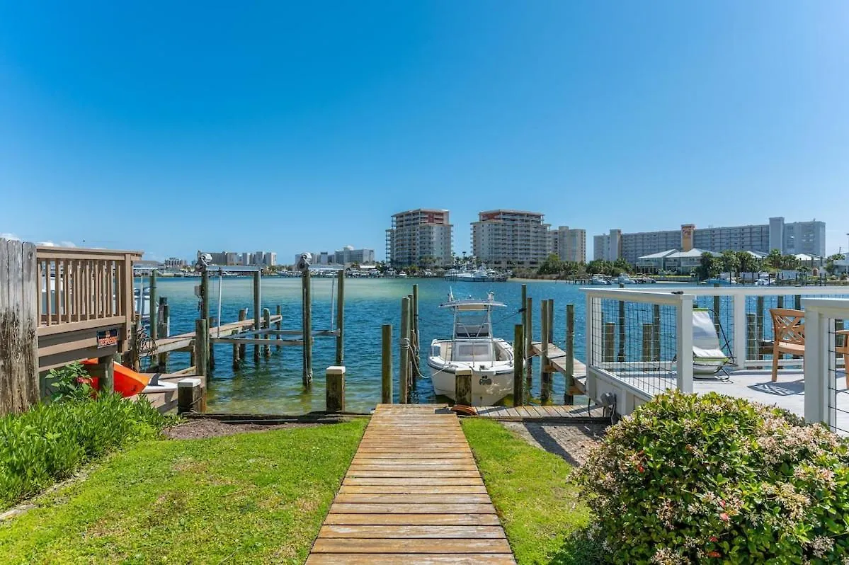 Sea-renity 4 Waterfront Balconies Gated Holiday home