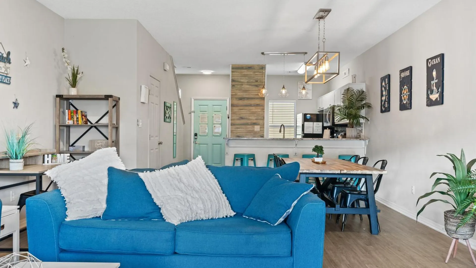 Holiday home 5 Min Walk To Beach, Sparkling Pool, Mins To Shops &outlet! 13 *