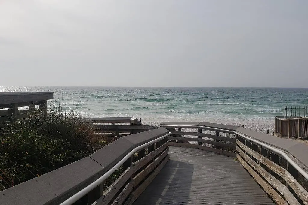 Beautiful 1st Floor Unit Half Mile From Amazing דירה