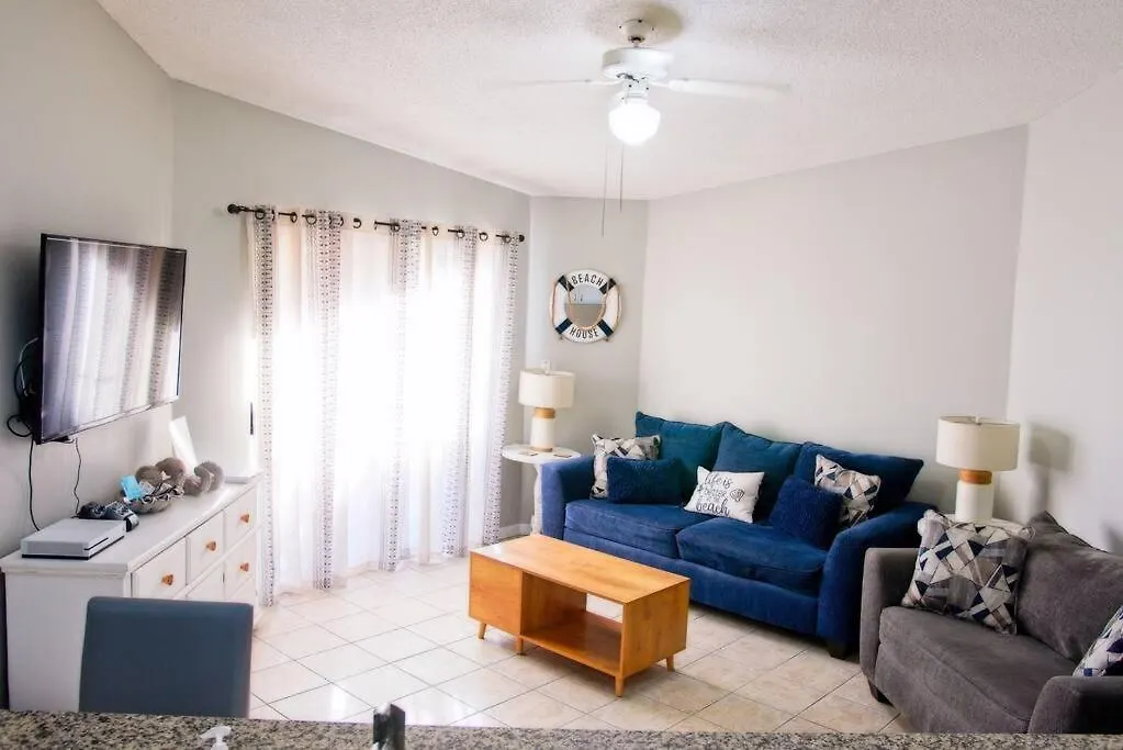 Private With Seasonal Chair Service And Heated Pool Apartmán
