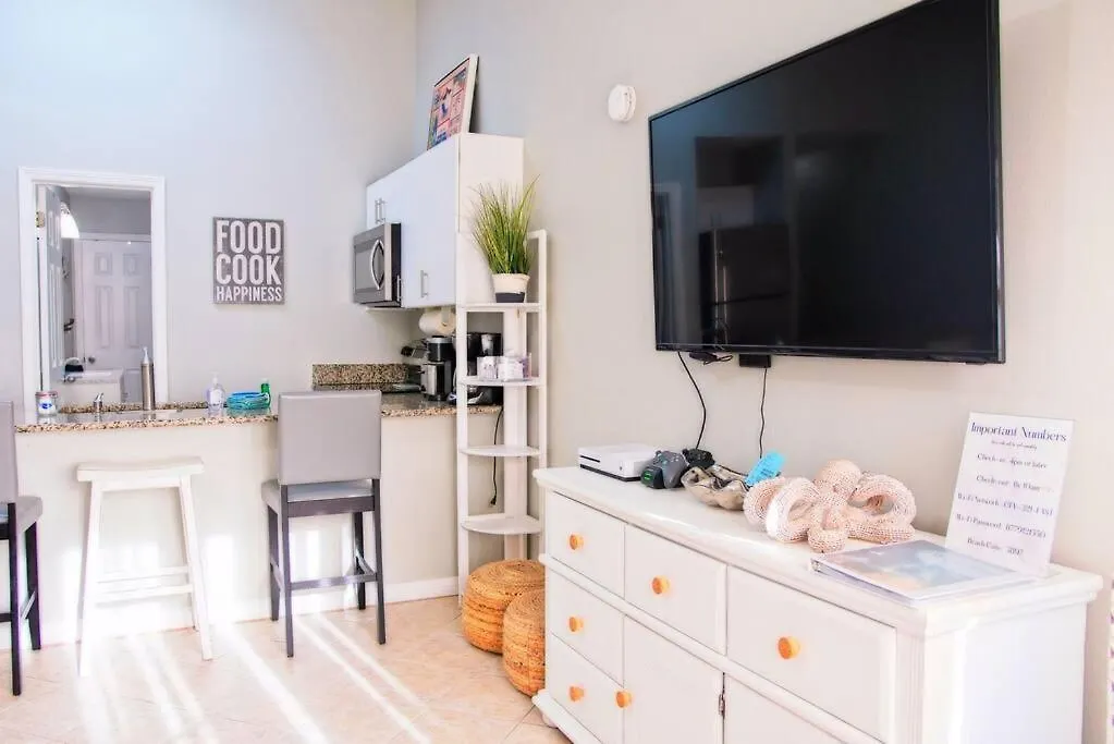Private With Seasonal Chair Service And Heated Pool Apartmán