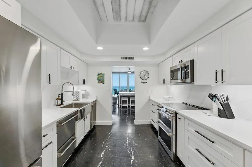 Shoreline Towers 1122 Apartment *