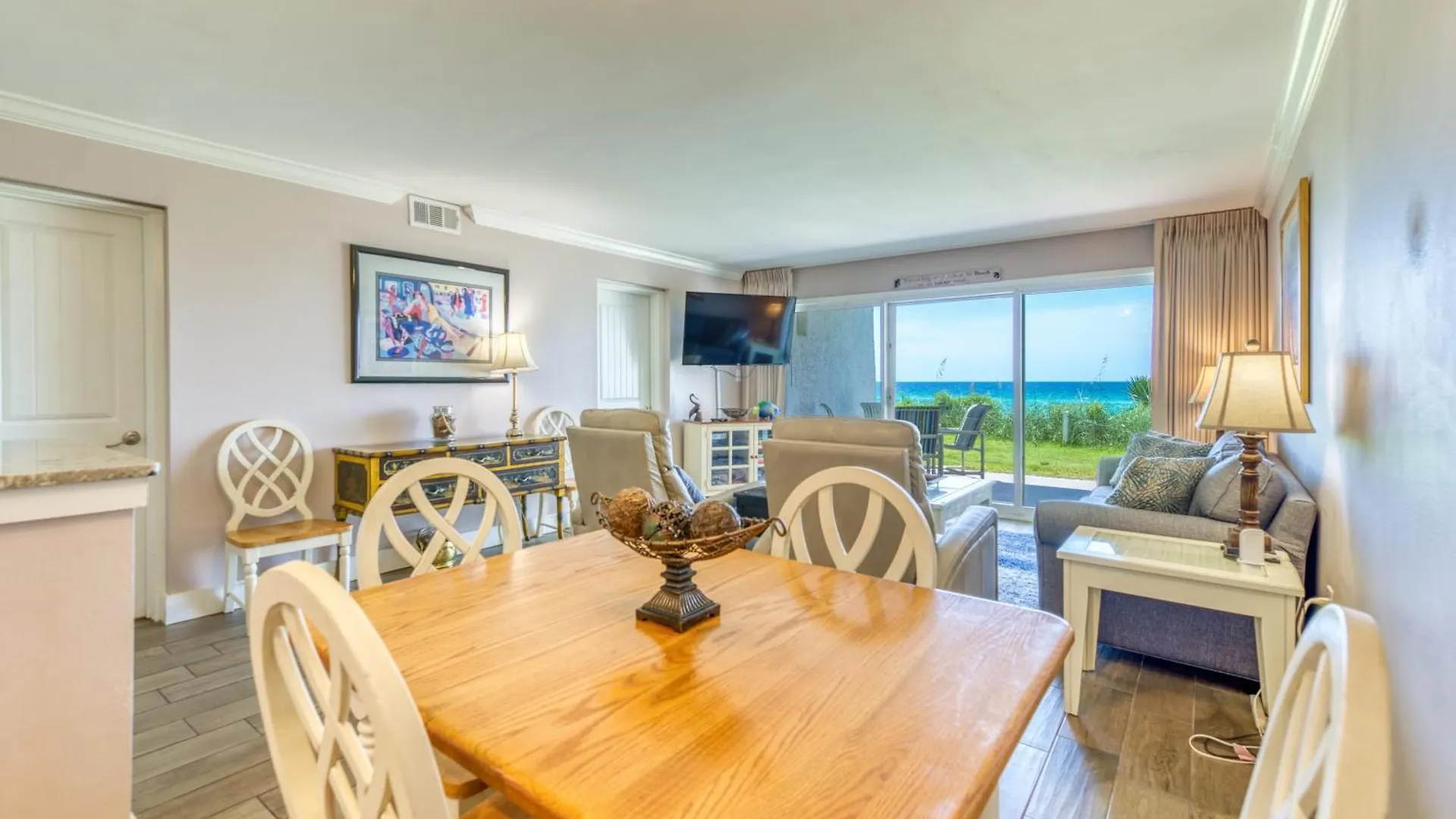 Apartment House B101 - Beachfront With Pool, Wifi, & Service