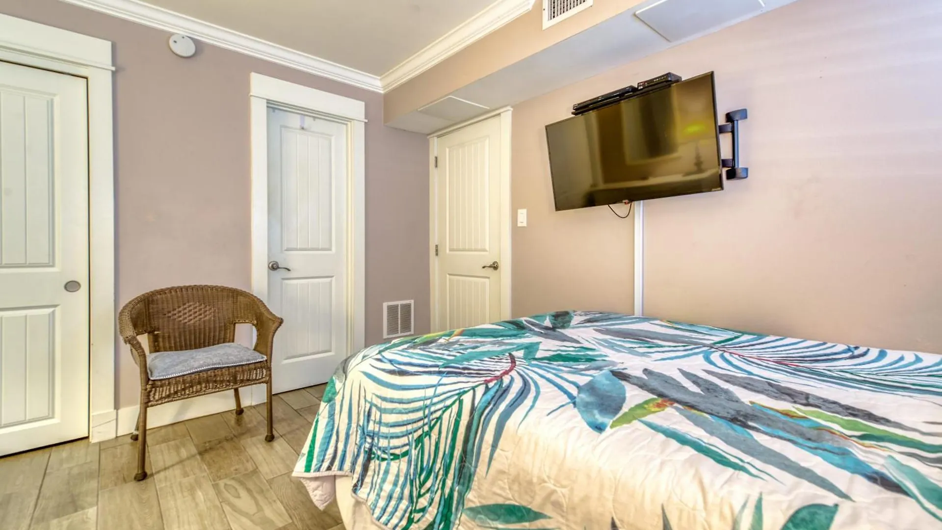 House B101 - Beachfront With Pool, Wifi, & Service Apartment *