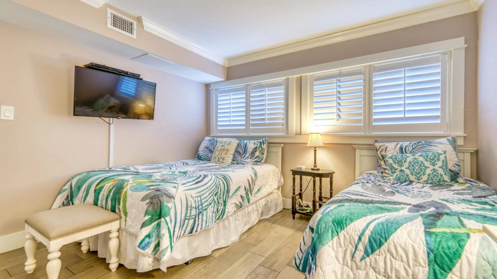 Apartment House B101 - Beachfront With Pool, Wifi, & Service