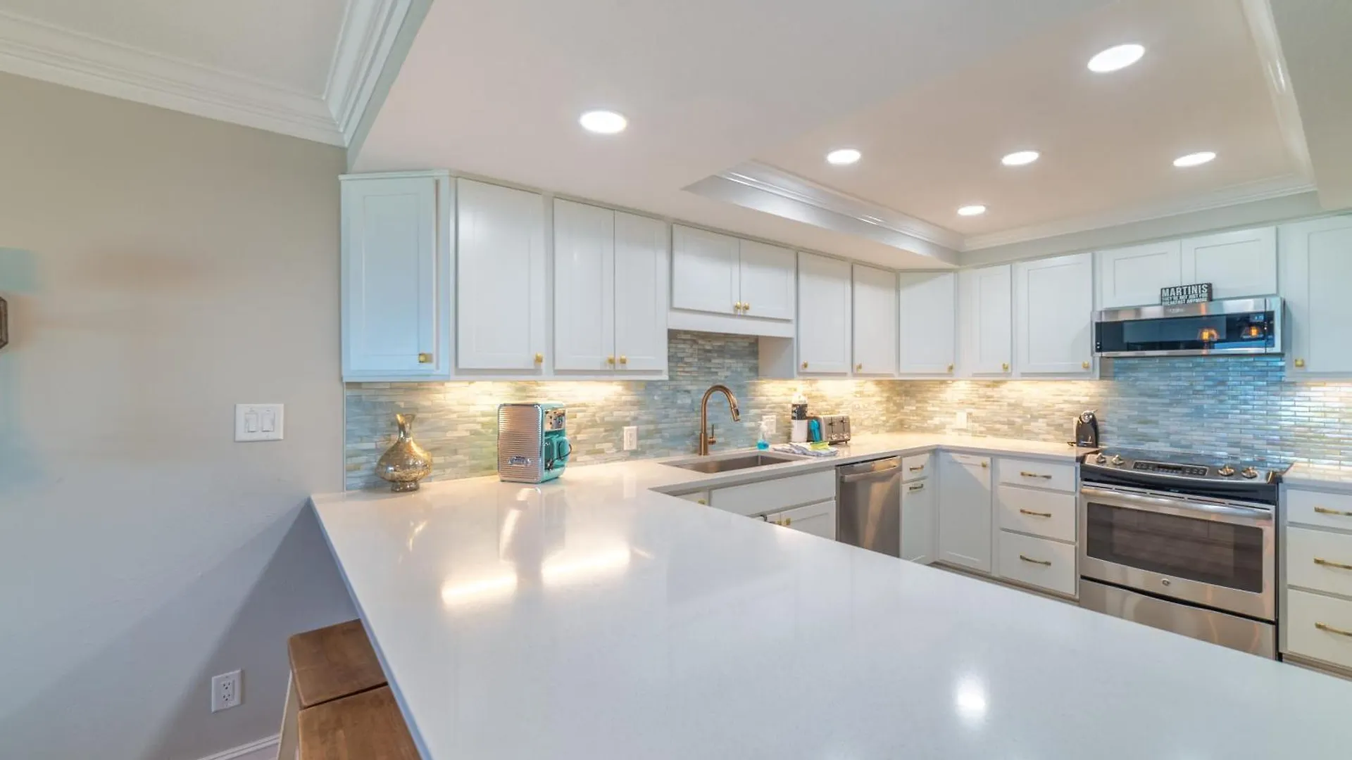 House D102 - Beachfront With Pool, Wifi, & Service Apartment