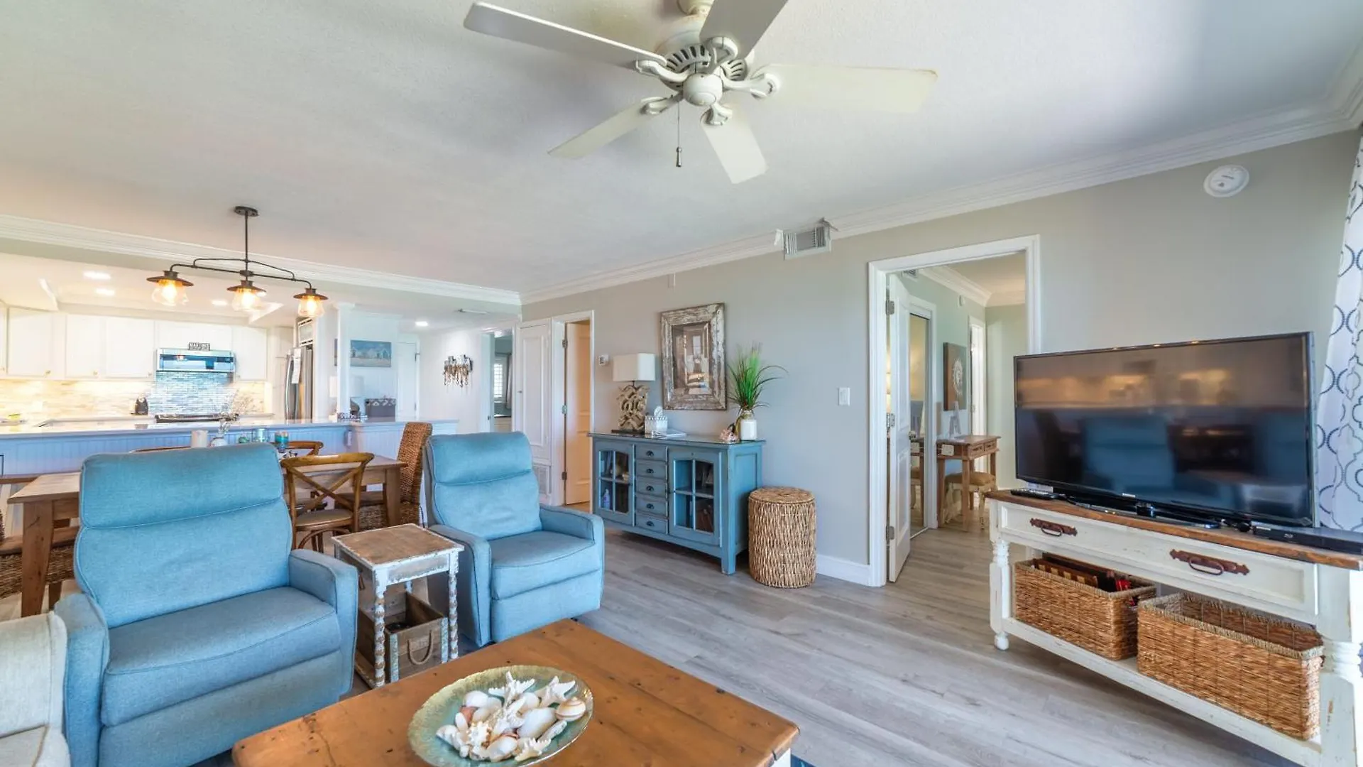 House D102 - Beachfront With Pool, Wifi, & Service Apartment *