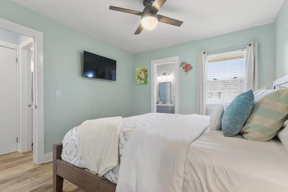 Secluded 2br-2ba - 5 Minute Walk To The Gulf Holiday home *