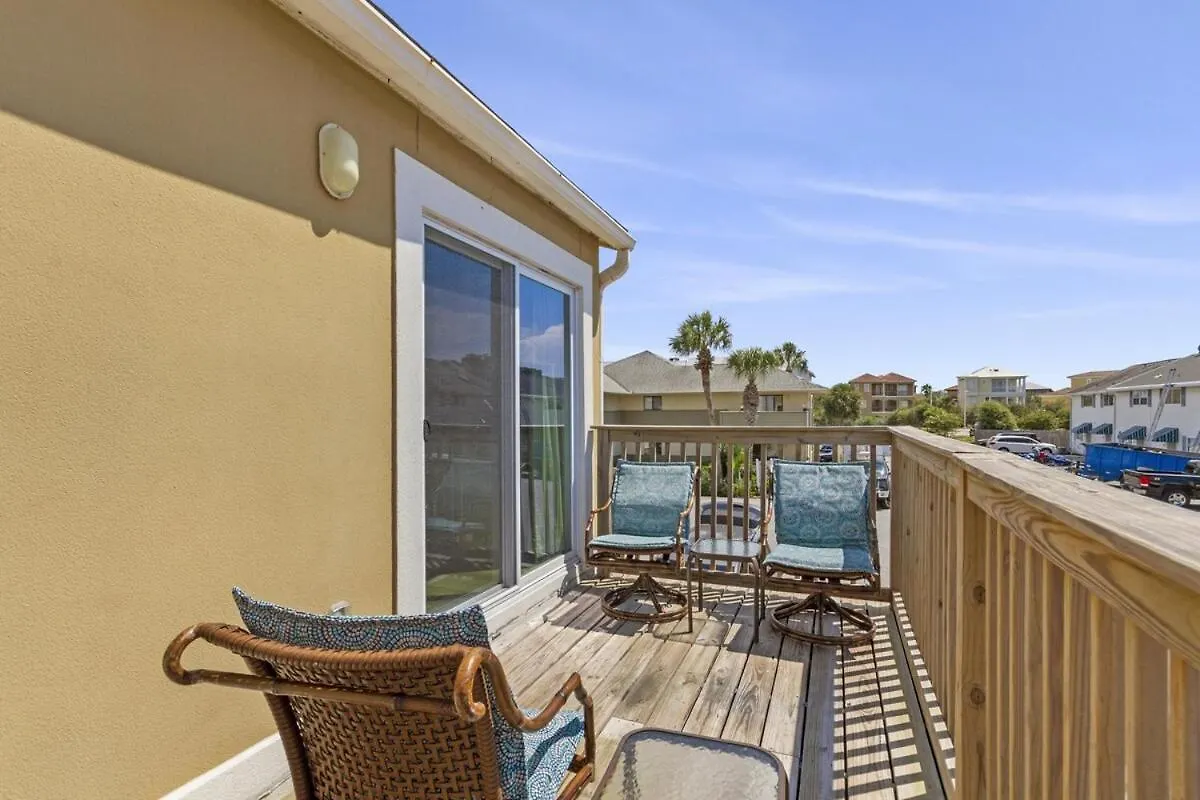 Secluded 2br-2ba - 5 Minute Walk To The Gulf Holiday home