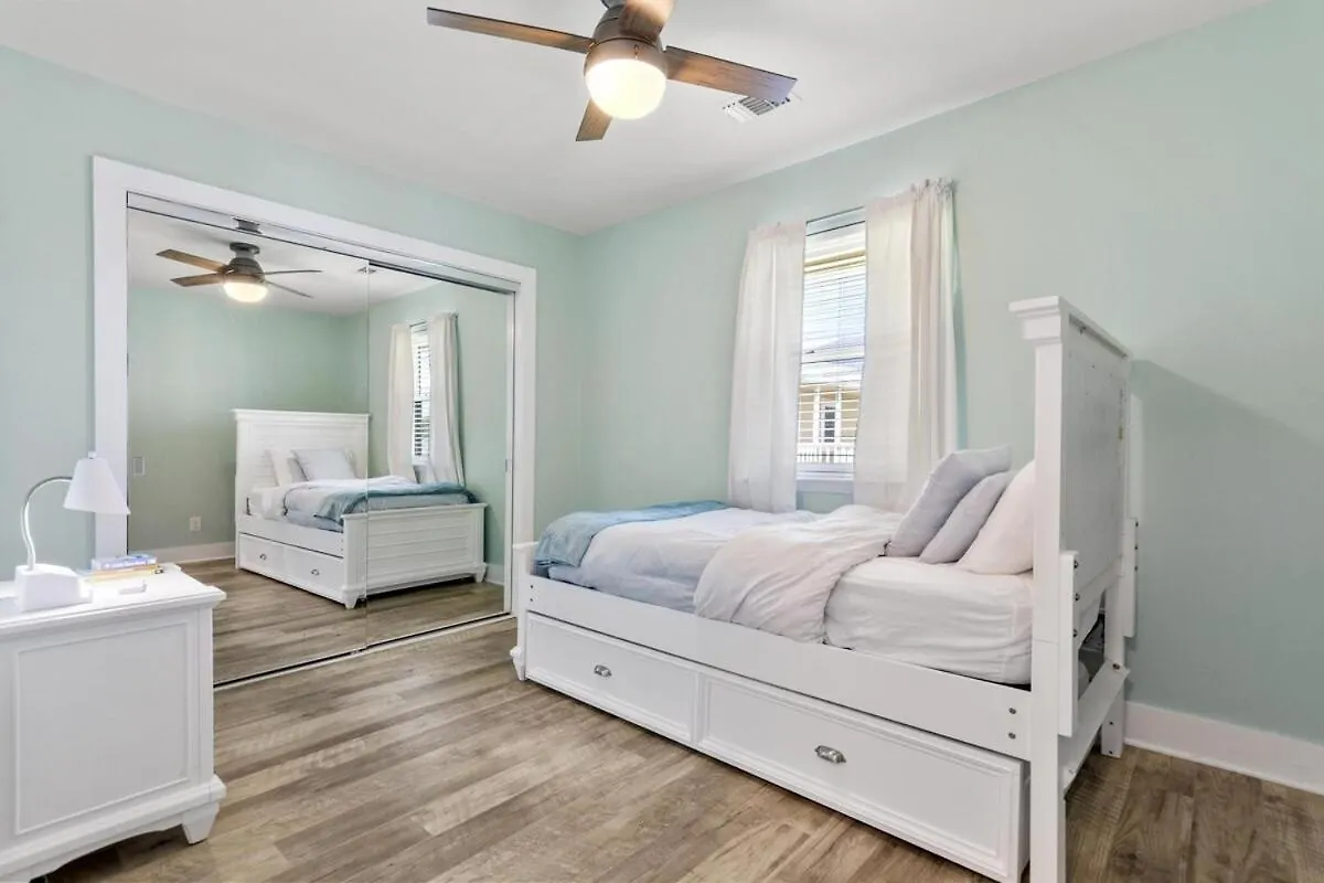 Secluded 2br-2ba - 5 Minute Walk To The Gulf Holiday home *