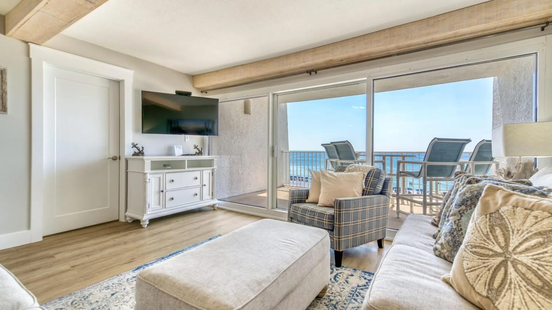 Apartment House C301 - Beachfront With Pool, Wifi, & Service *
