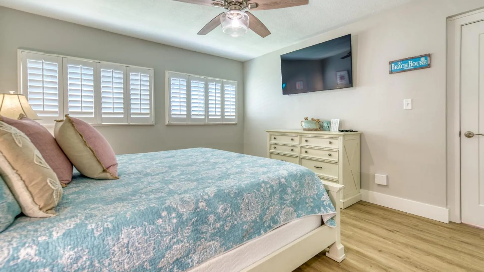 House C301 - Beachfront With Pool, Wifi, & Service