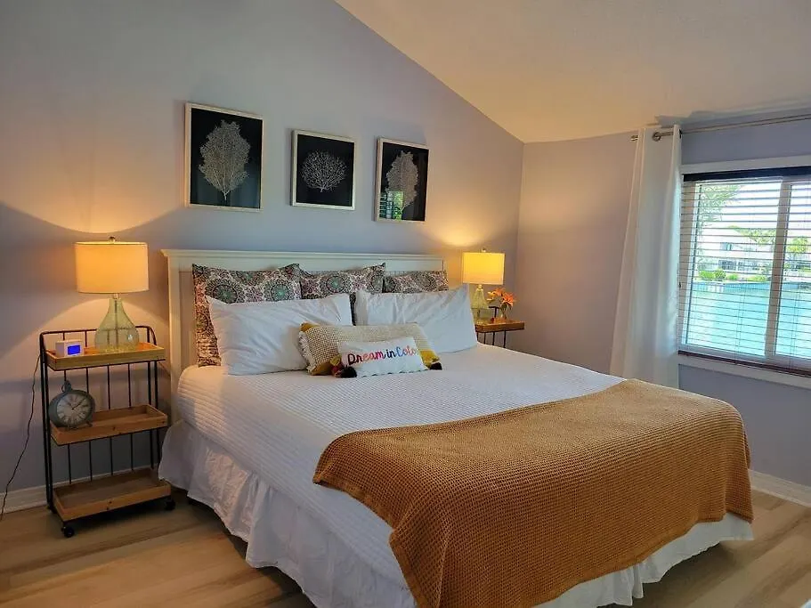 Holiday home Charming Townhome Shoreline Towers Short Walk To The And Pool *
