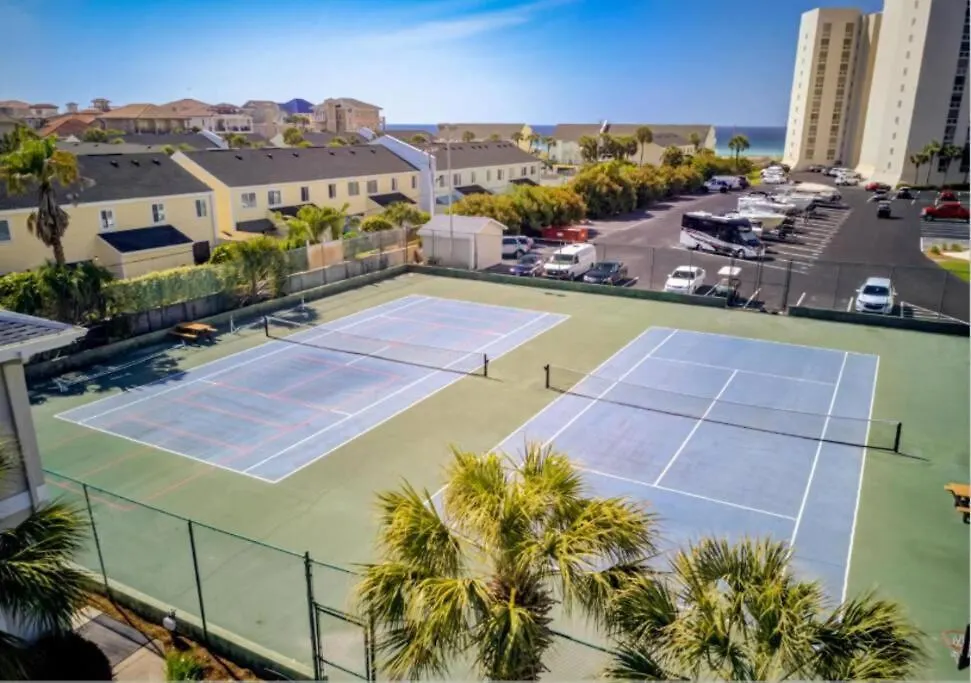 Holiday home Charming Townhome Shoreline Towers Short Walk To The And Pool *