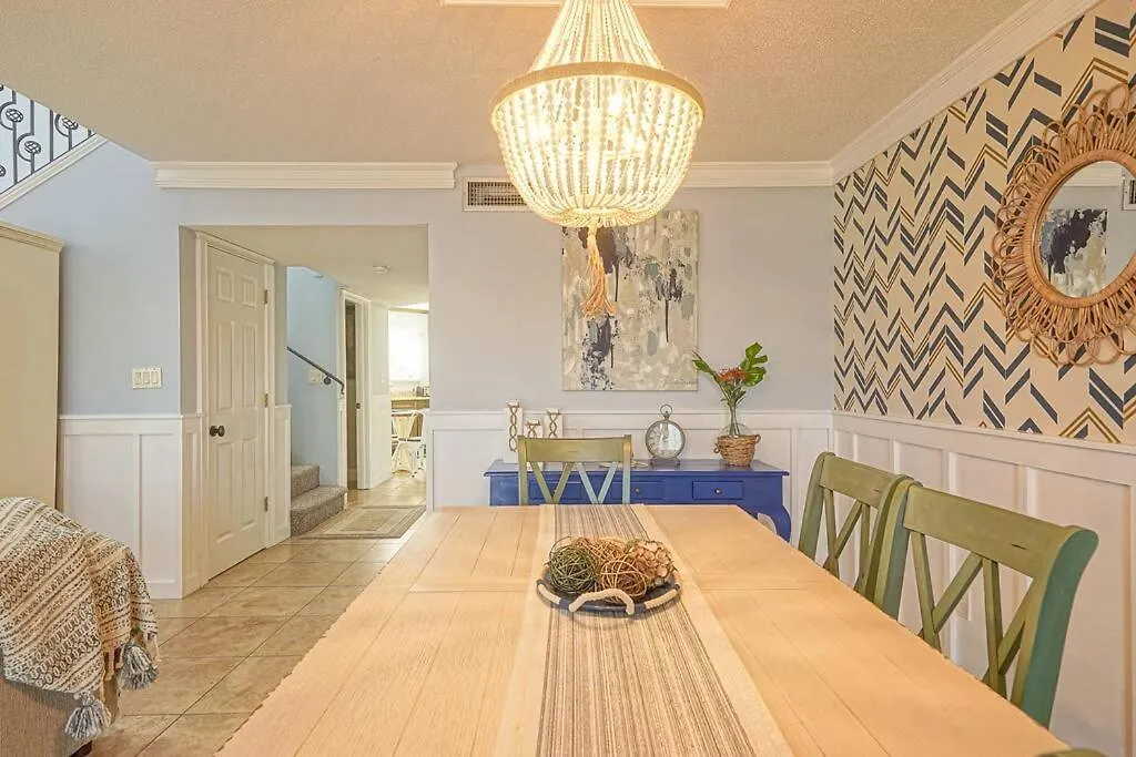 Holiday home Charming Townhome Shoreline Towers Short Walk To The And Pool *