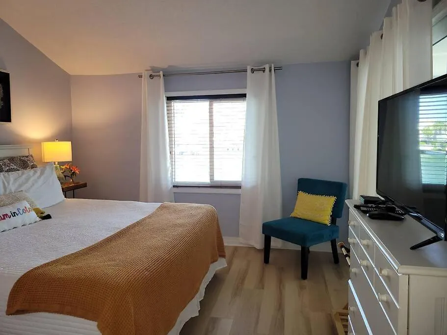 Holiday home Charming Townhome Shoreline Towers Short Walk To The And Pool