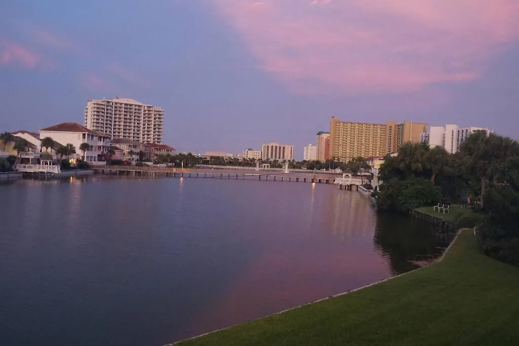 Holiday home Charming Townhome Shoreline Towers Short Walk To The And Pool *