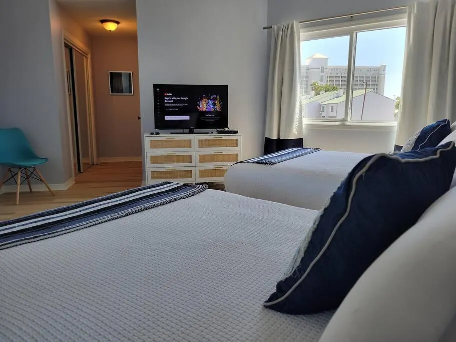 Charming Townhome Shoreline Towers Short Walk To The And Pool Holiday home