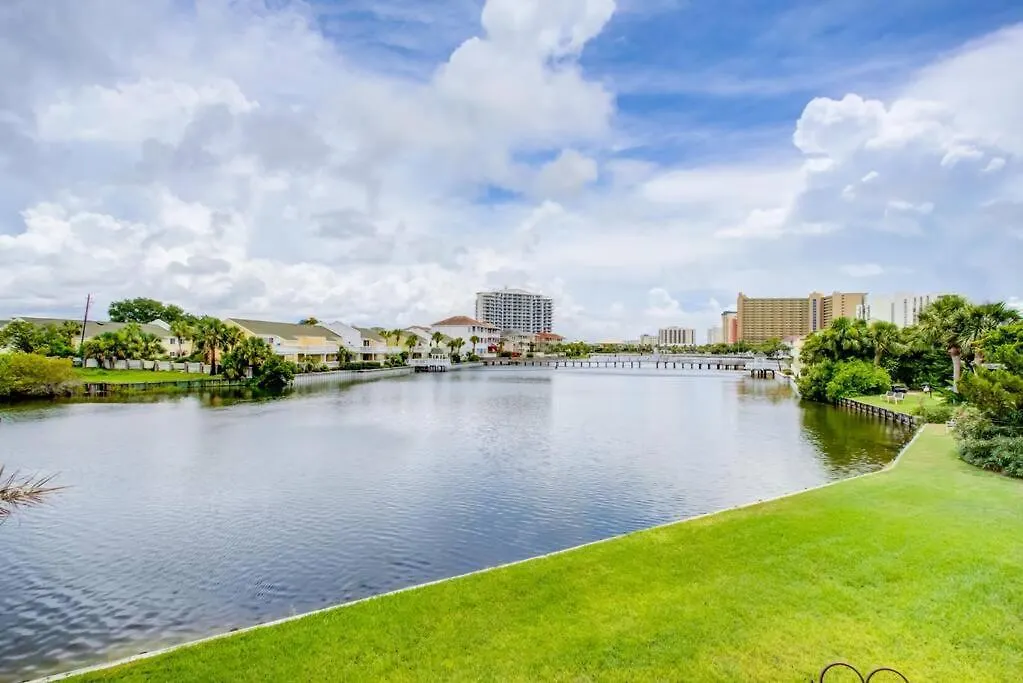 Holiday home Charming Townhome Shoreline Towers Short Walk To The And Pool