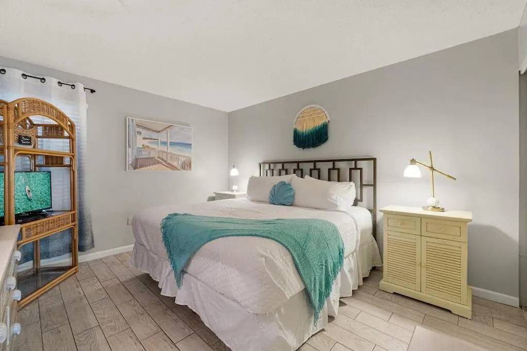 Holiday home Heated Pool, Steps To Beach, Great For Families