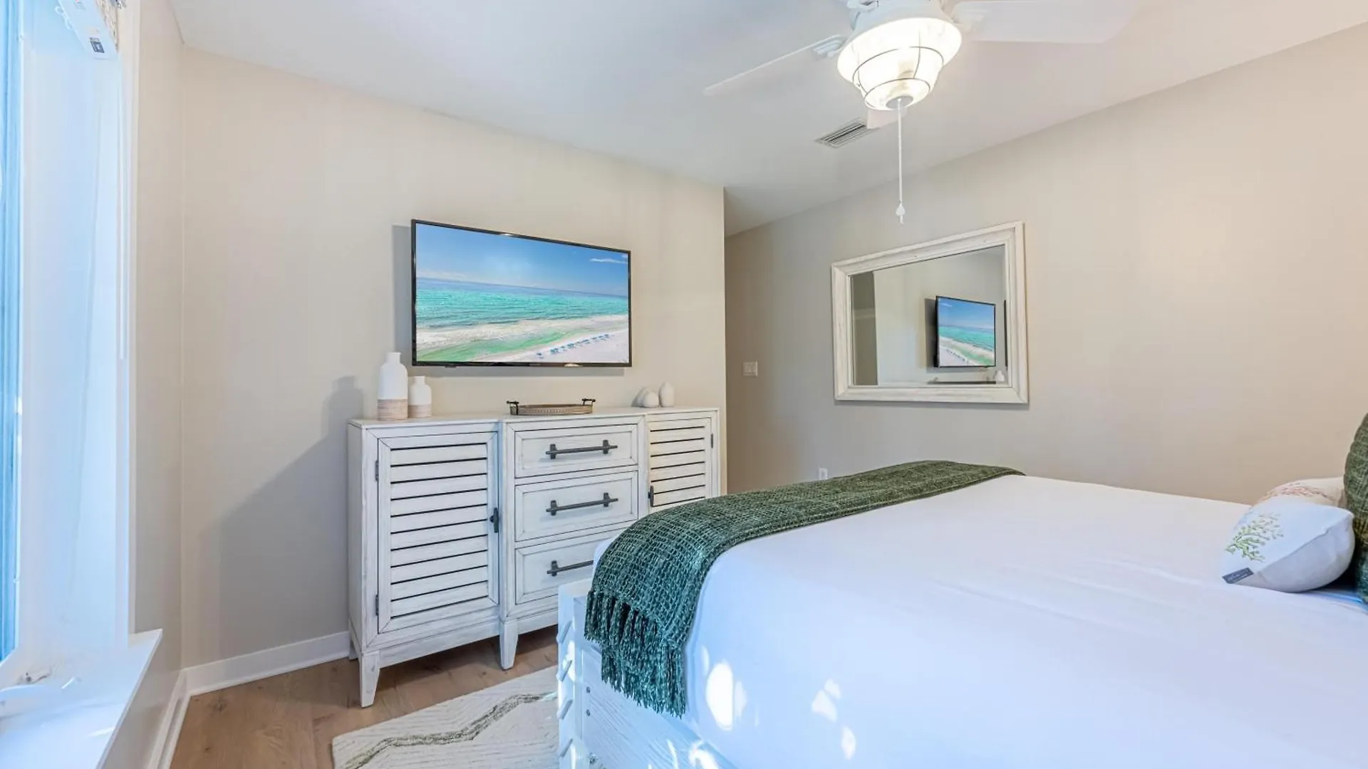 1328 Laurel Grove 'sea La Vie'