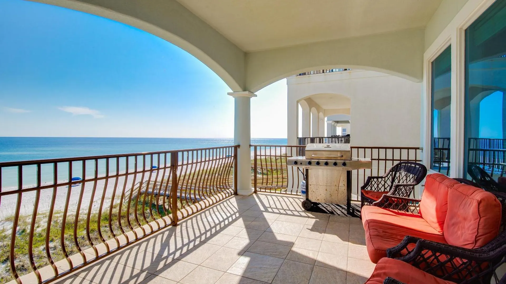 Gulf Front, Pool, Hot Tub- 2 Kitchens - Elevator * Destin