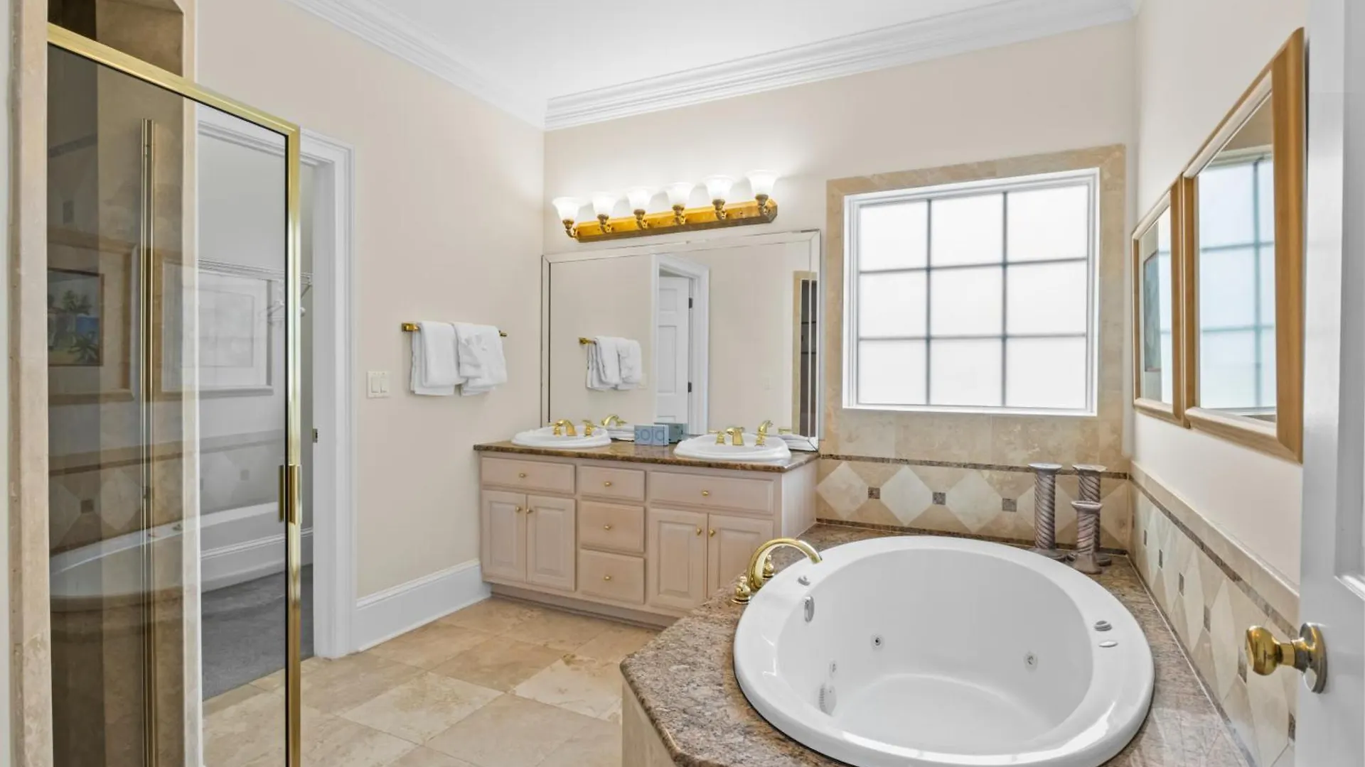 Gulf Front, Pool, Hot Tub- 2 Kitchens - Elevator *