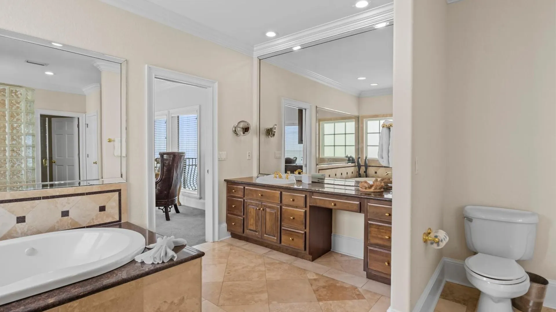Gulf Front, Pool, Hot Tub- 2 Kitchens - Elevator * Destin