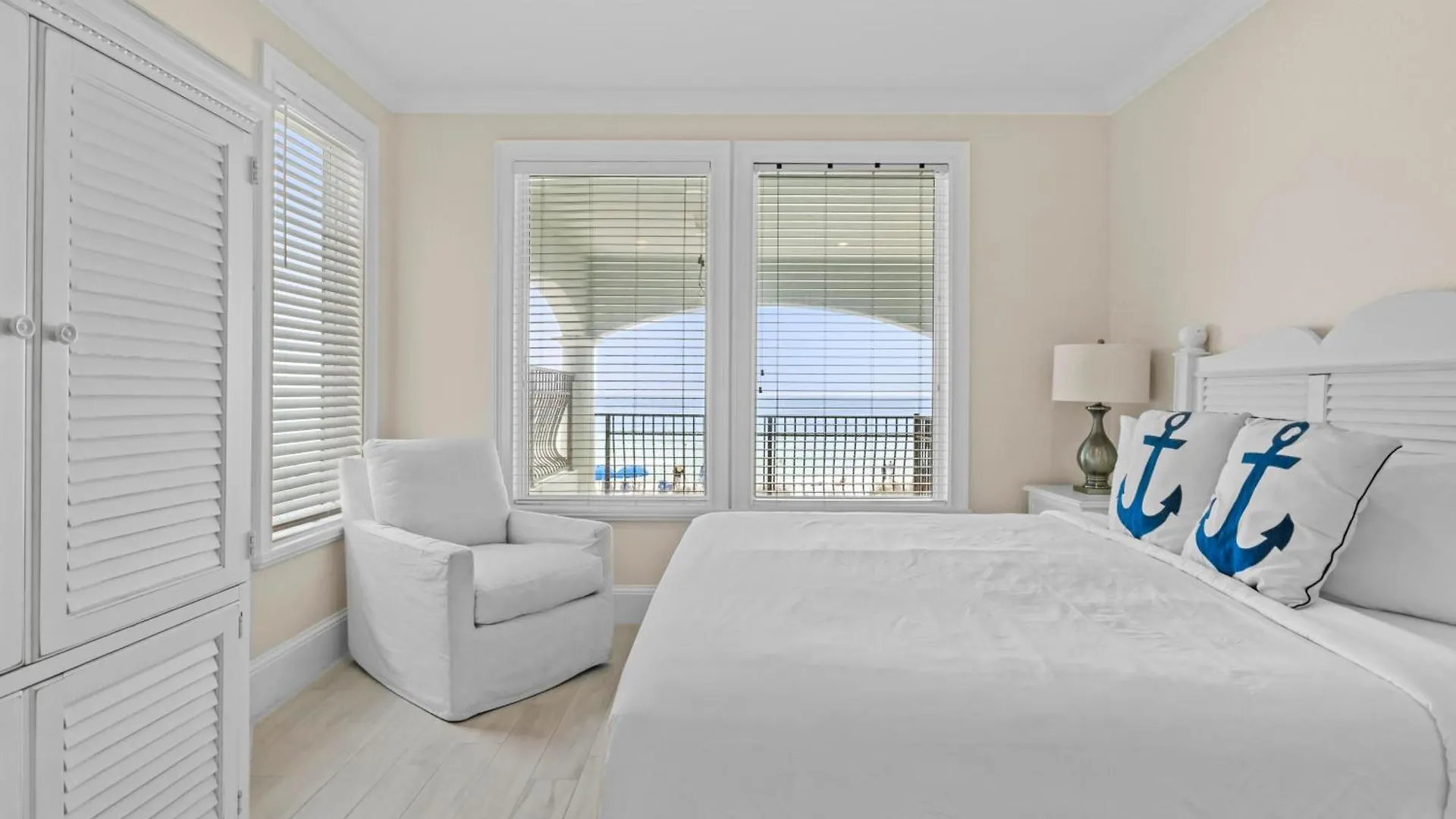Gulf Front, Pool, Hot Tub- 2 Kitchens - Elevator Destin