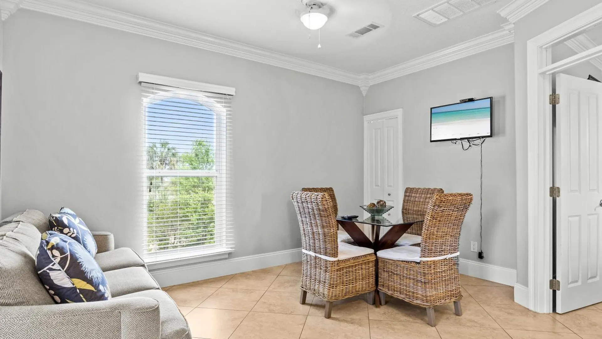 Large Pool - Hot Tub - Elevator - Gated Community *