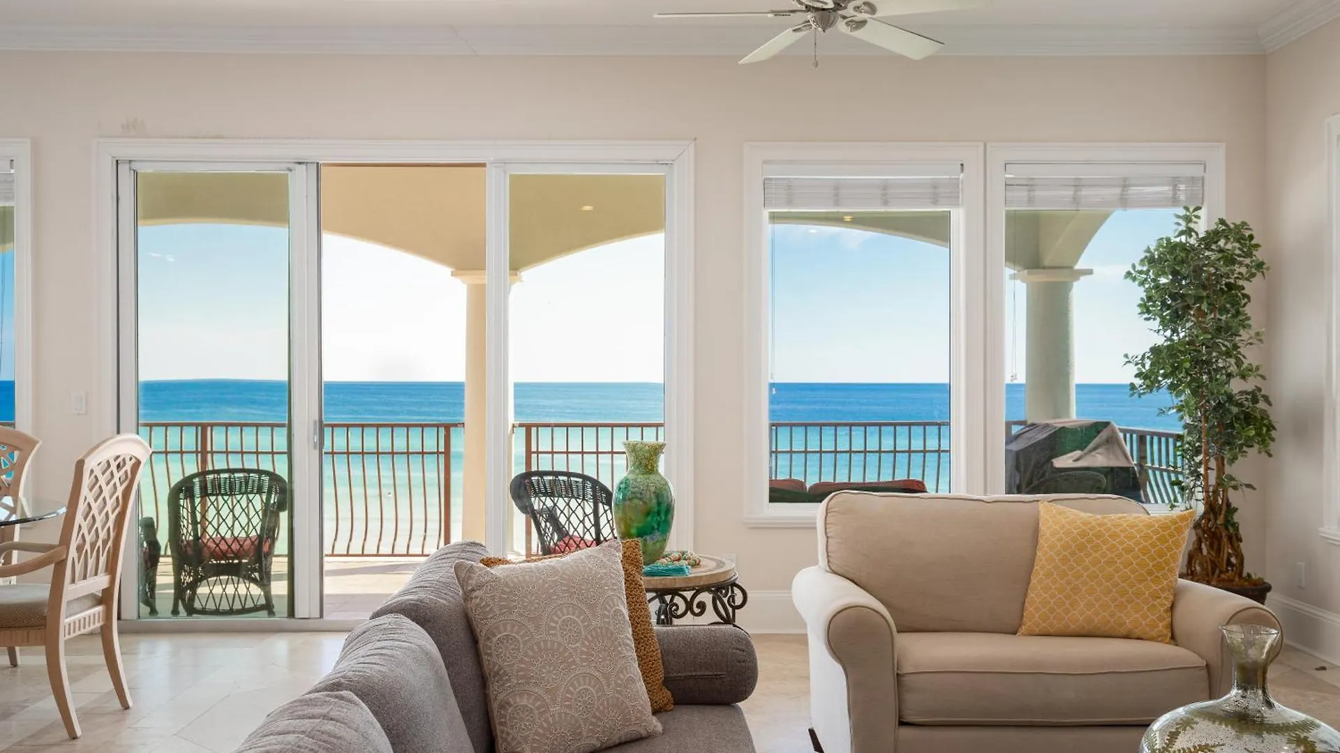 Gulf Front, Pool, Hot Tub- 2 Kitchens - Elevator * Destin