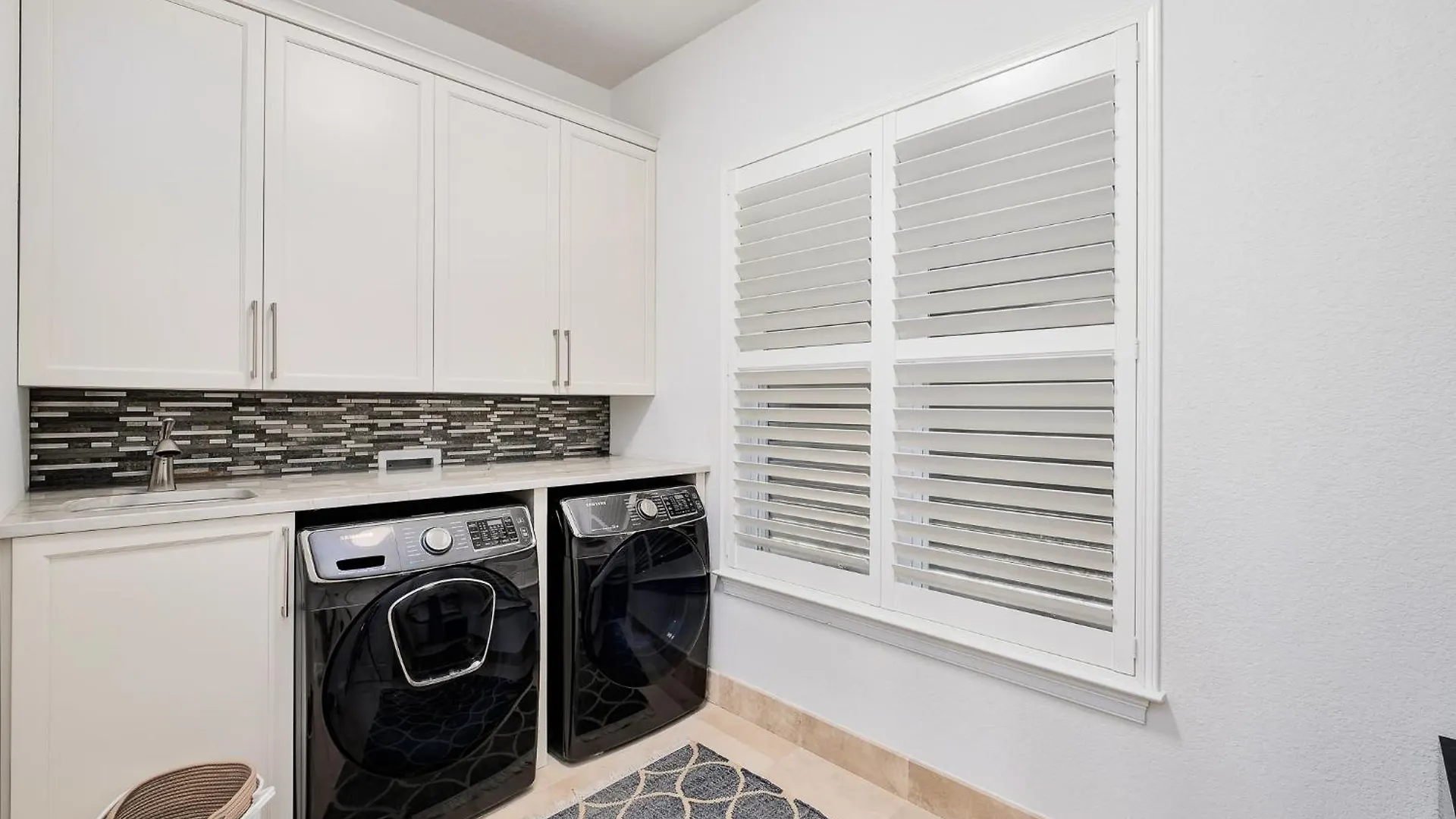View - Gated Community With Pool Hot Tub