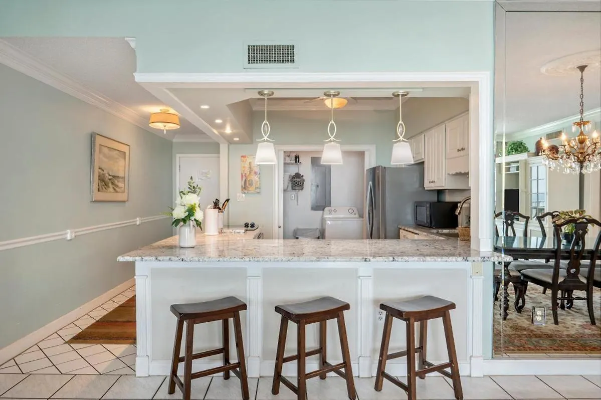2122 Stunning Three-bedroom Penthouse Shoreline Towers 2122