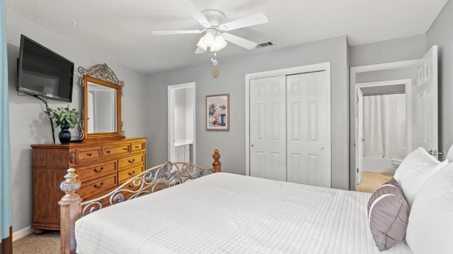 Outdoor Pool Private Patio Pet Friendly Holiday home