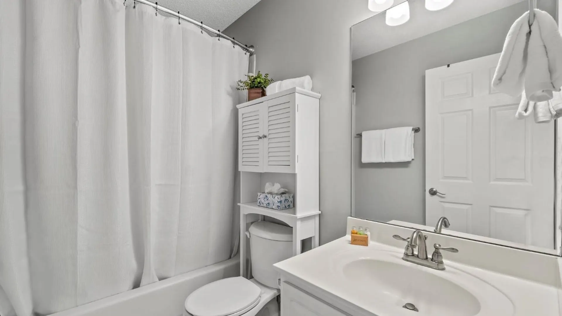 Outdoor Pool Private Patio Pet Friendly Holiday home *