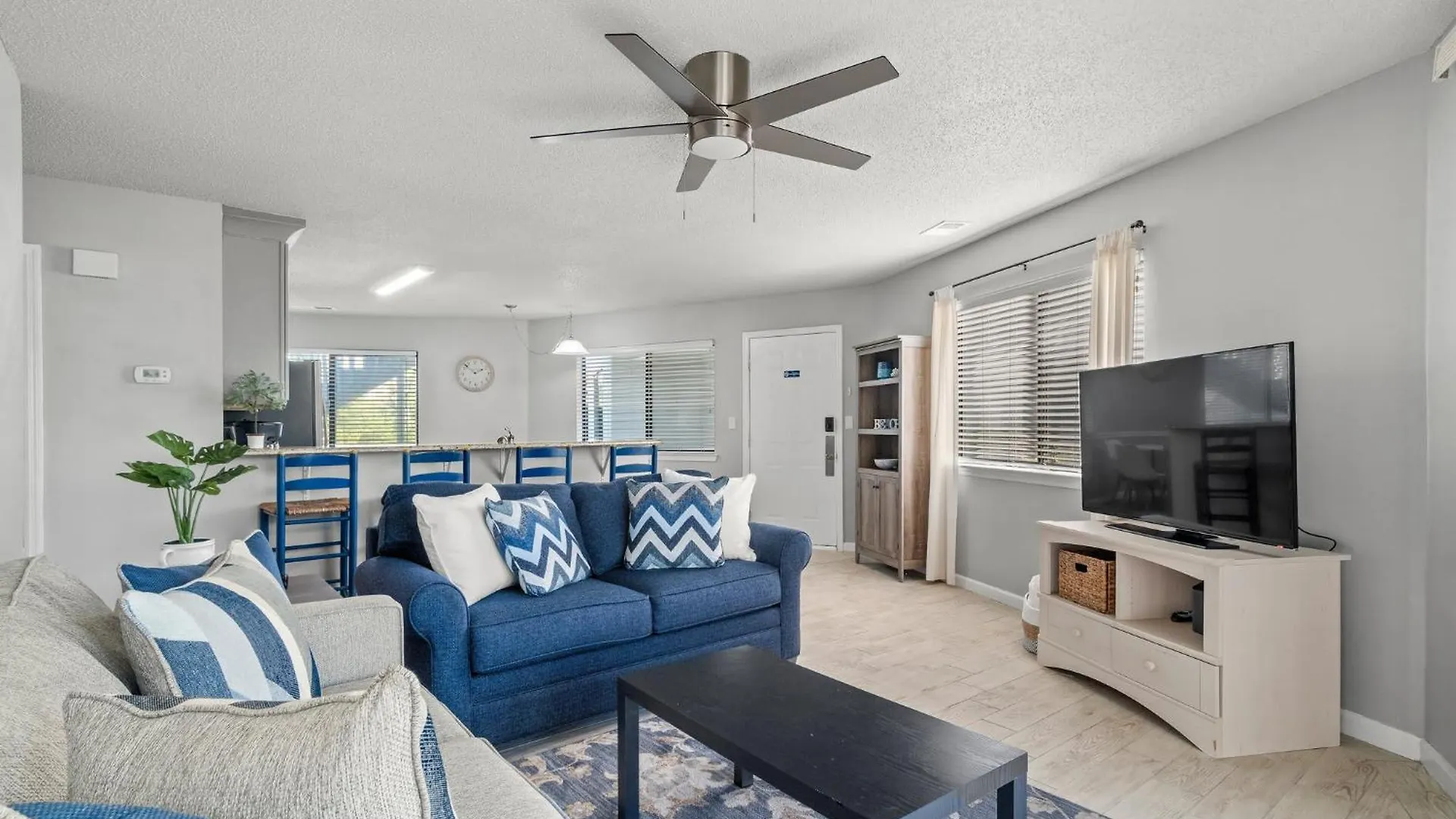 Outdoor Pool Private Patio Pet Friendly Holiday home