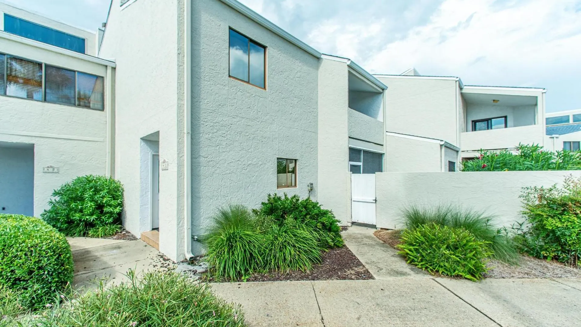 Shoreline Towers Townhouse 4-3 *