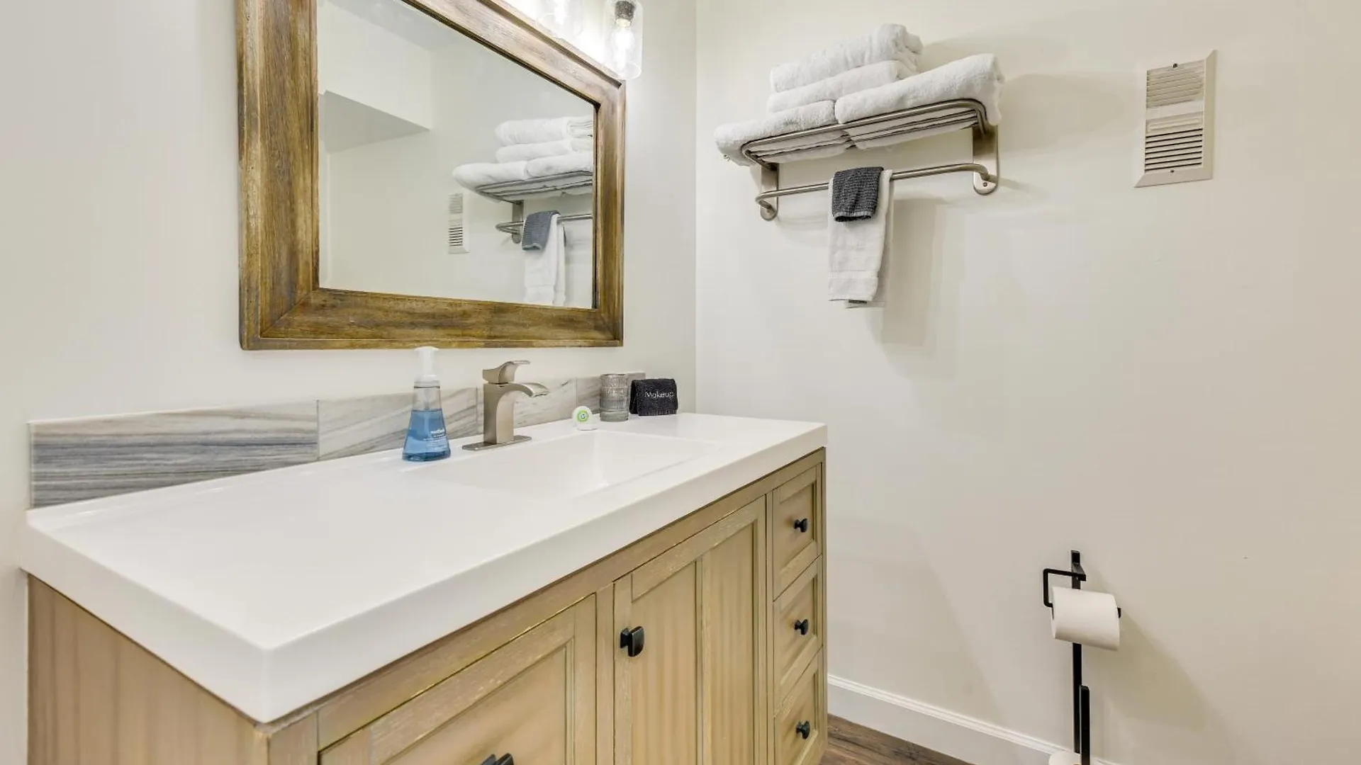 Airy With Pool - Walk To Private Beach! Apartment Destin