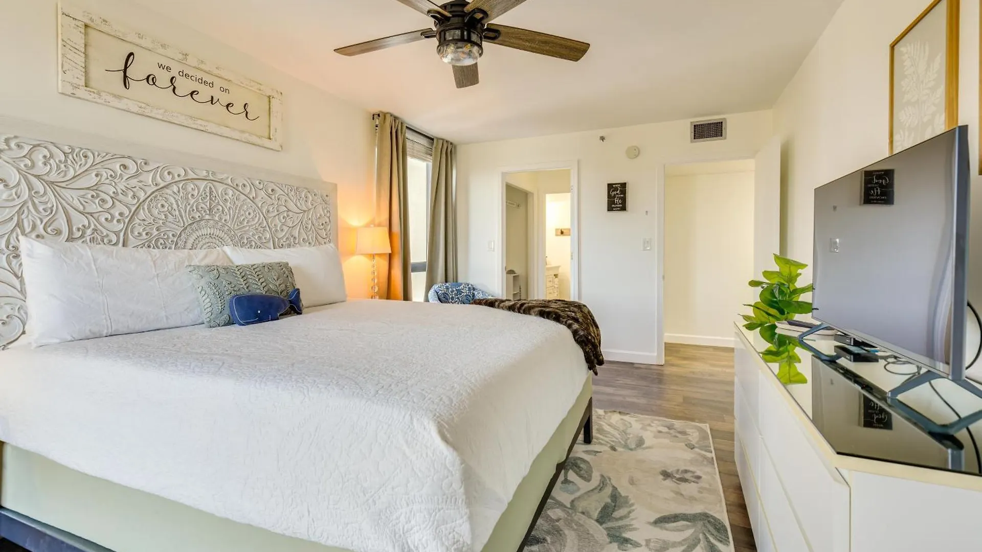 Airy With Pool - Walk To Private Beach! Apartment *