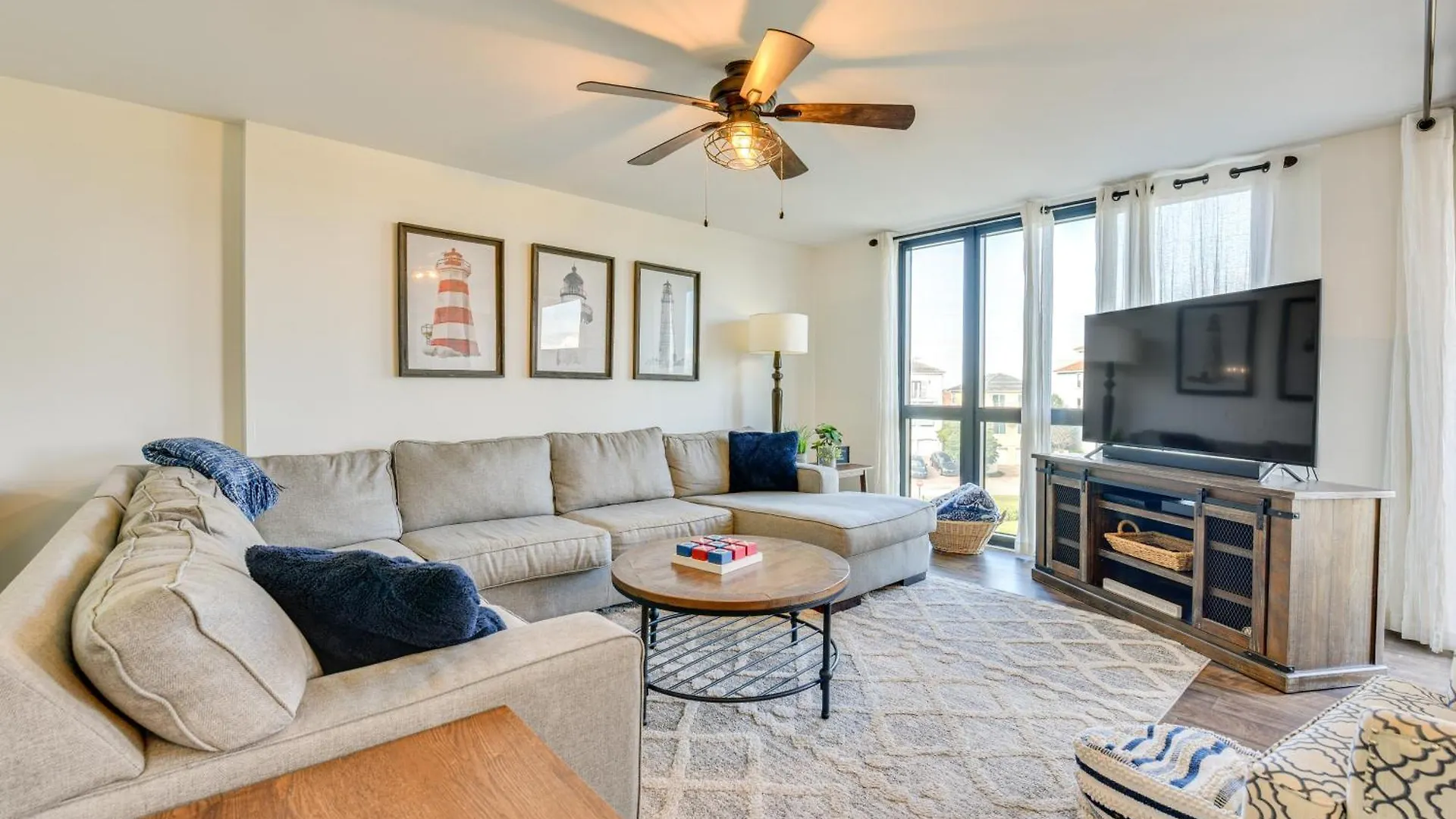 Airy With Pool - Walk To Private Beach! Apartment