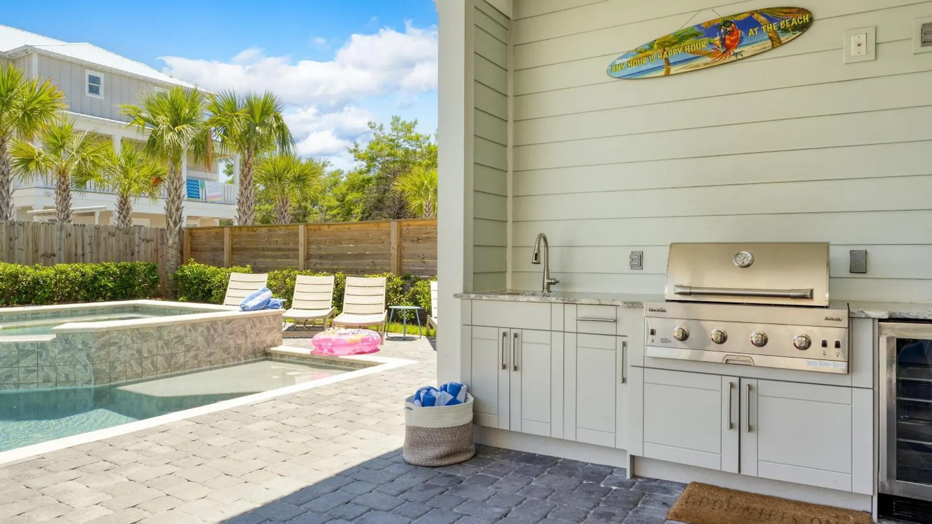 Aquamarine By Avantstay 7br W Pool Hot Tub Outdoor Dining Bbq Near Holiday home